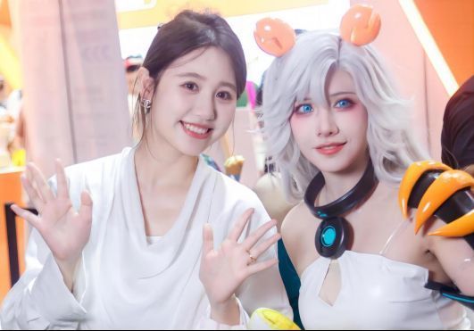 螃蟹账号展台全景图，灯光炫酷，展台设计科技感十足，现场人头攒动