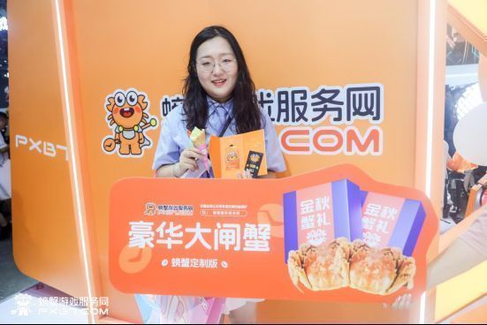 活力女团在舞台热舞表演，台下观众拍照欢呼，现场气氛高涨