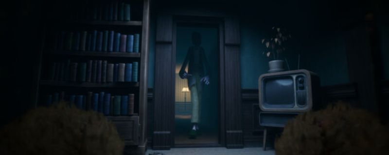 《熊视眈眈》游戏主视觉图，昏暗森林中一双发光的眼睛正注视着玩家，营造出强烈的恐怖氛围