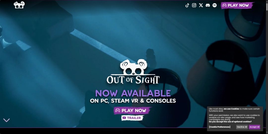 《熊视眈眈》官网首页截图，页面展示游戏标题、森林场景与‘Play Out of Sight’标语，设计简洁且富有神秘感