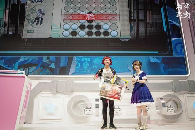 蝠桃瓶Coser与玩家合影，笑容甜美，周围粉丝举着手机拍照，气氛热烈