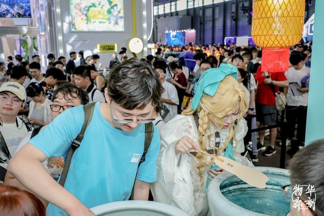 玩家正在专注制作漂漆扇，手中扇面色彩斑斓，桌上摆放着各色漆料与工具，展现非遗工艺细节