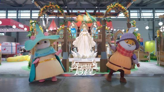 《剑与远征：启程》展台全景，月桂酒馆与艾雅女神像真实还原，灯光氛围梦幻