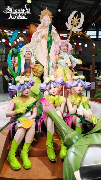 陶昕然（安陵容扮演者）现身《剑与远征：启程》展台，与Coser合影互动