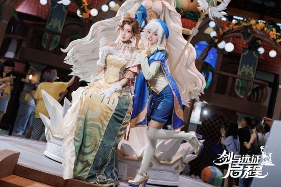 Coser扮演《剑与远征：启程》角色战辉，动作神态高度还原