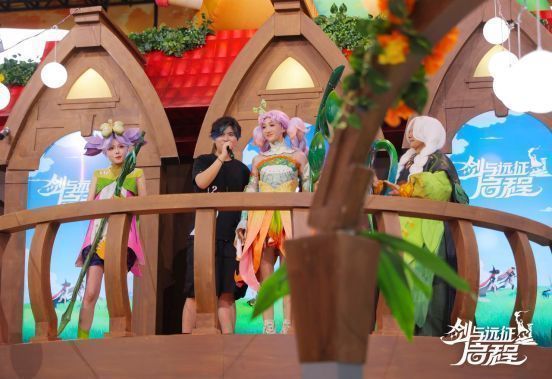 《剑与远征：启程》游戏界面展示，角色与场景精美细腻