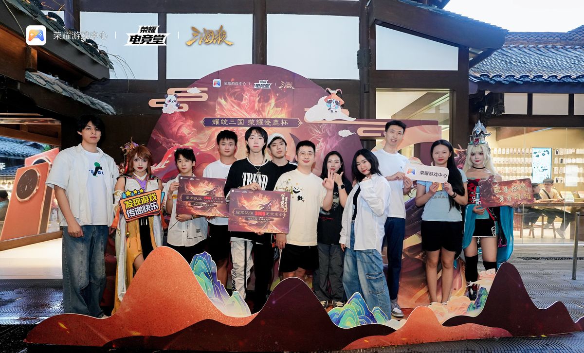 《幻塔》周年庆活动现场，玩家与Coser合影留念，背景为游戏主题布景