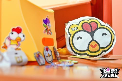 玩家手持集章卡在补给站兑换礼品，桌上摆放着钥匙扣、徽章等限量周边