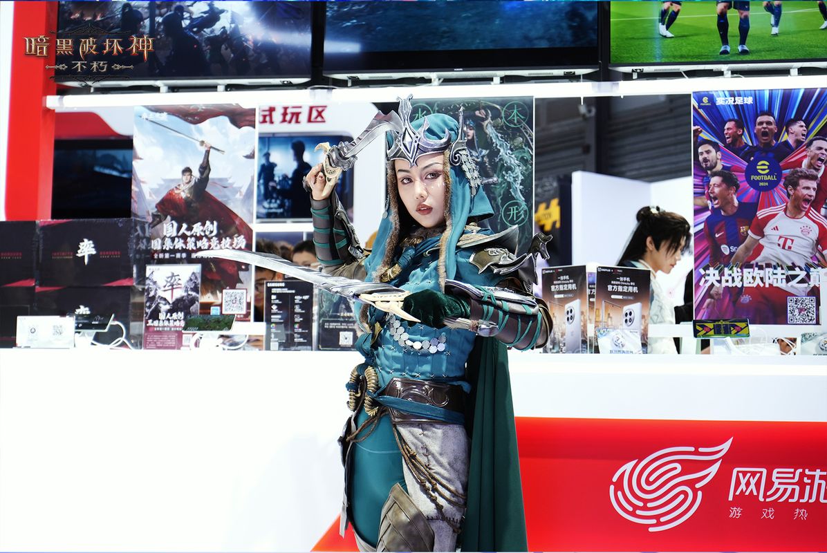 玩家正在试玩区体验《暗黑破坏神：不朽》，屏幕上显示雾刃施展技能的华丽特效