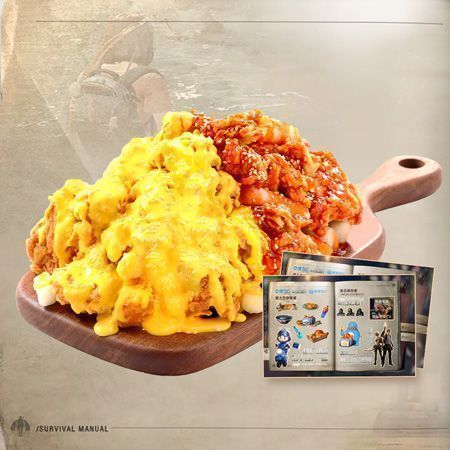 玩家手持联动扇子与游戏角色合影，背景为游戏UI界面