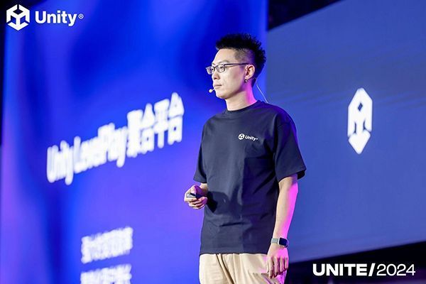 Unity Grow亚太区总经理祁凯在大会上发表演讲，背景为Unity增长生态架构图