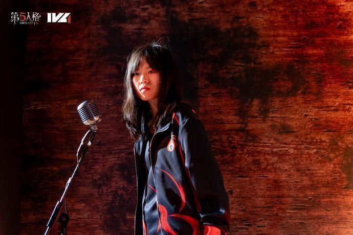 WBG_Persica选手赛场专注对战画面，神情认真，手部特写显示精准操作