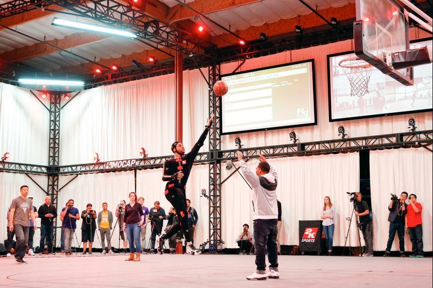 工会成员在投票现场举牌庆祝，背景可见‘Union Yes’标语和同事鼓掌支持的场景