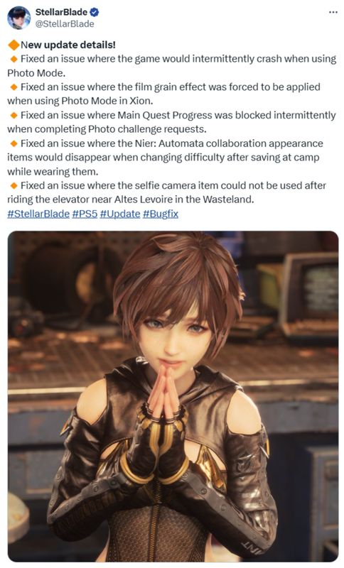 《星刃》游戏中女主角在废墟城市中摆出战斗姿态，背景光影交错，画面充满科幻氛围