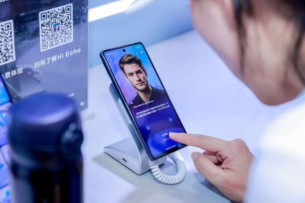 Hi Echo虚拟外教与用户进行实时英语对话练习，界面显示发音评分与纠正建议