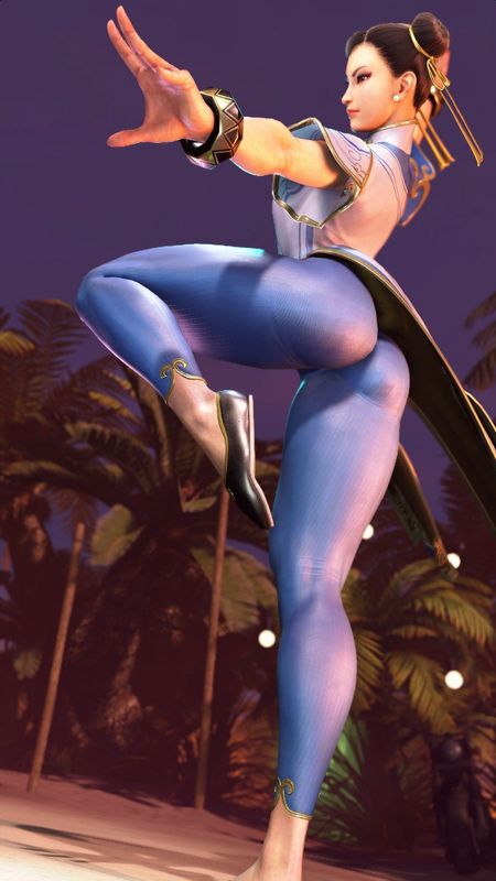 春丽侧身出腿，姿态优雅且充满力量感，战斗服细节清晰可见