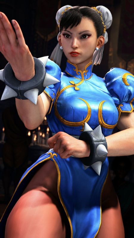 春丽近身格斗瞬间，眼神凌厉，拳脚动作精准迅猛