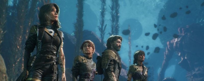 玛埃尔手持‘告捷’武器摆出‘高手站姿’的战斗姿态，周身环绕着火焰特效，背景为竞技场石柱环绕的战场