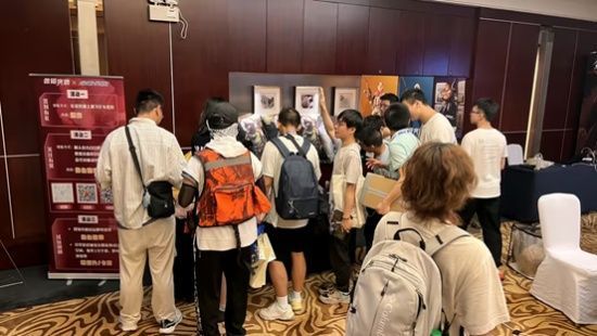 展会现场玩家围聚在《兽猎突袭》试玩区，专注操作手柄体验游戏战斗