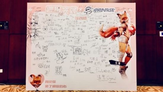 《兽猎突袭》签名墙上布满玩家签名与祝福语，充满互动氛围