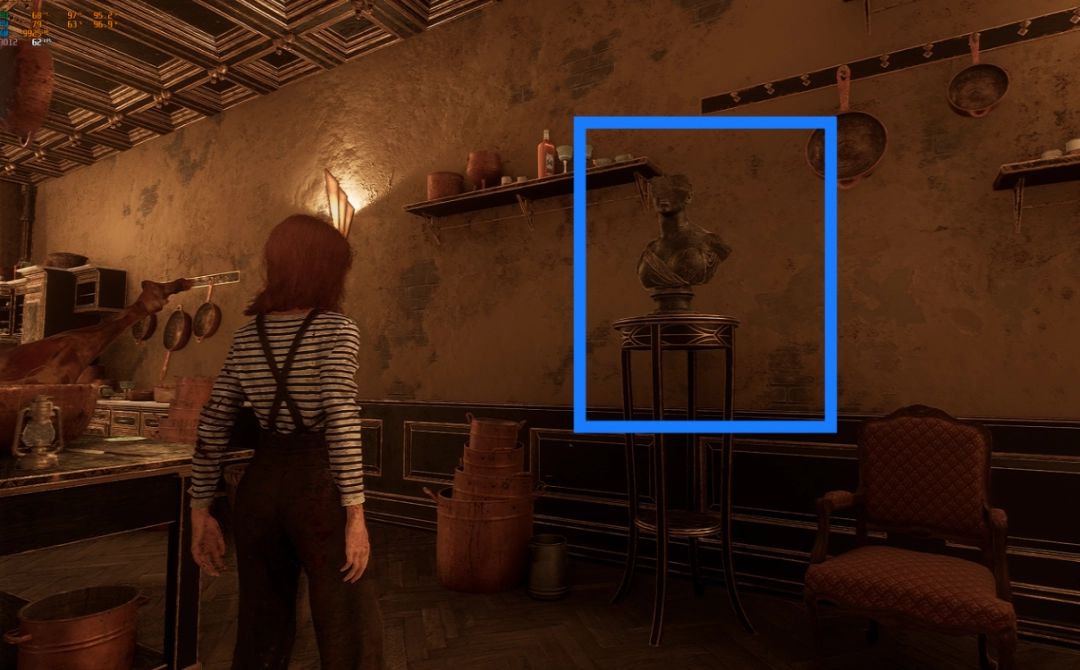 一座破损的石像矗立在墙角，角色正在触摸其底座，雕像双眼微微发光