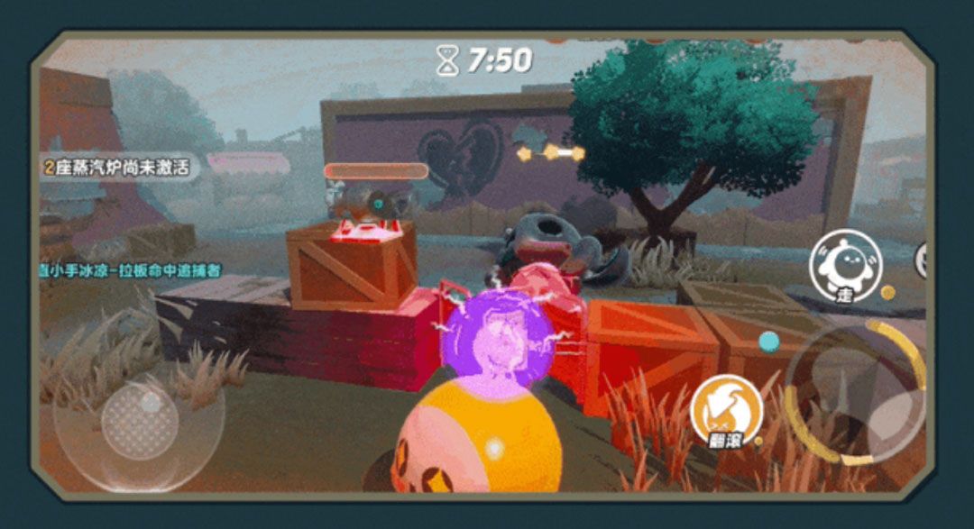 逃生者触发红色预警，揪揪发光，背景中追捕者正从远处逼近，气氛紧张