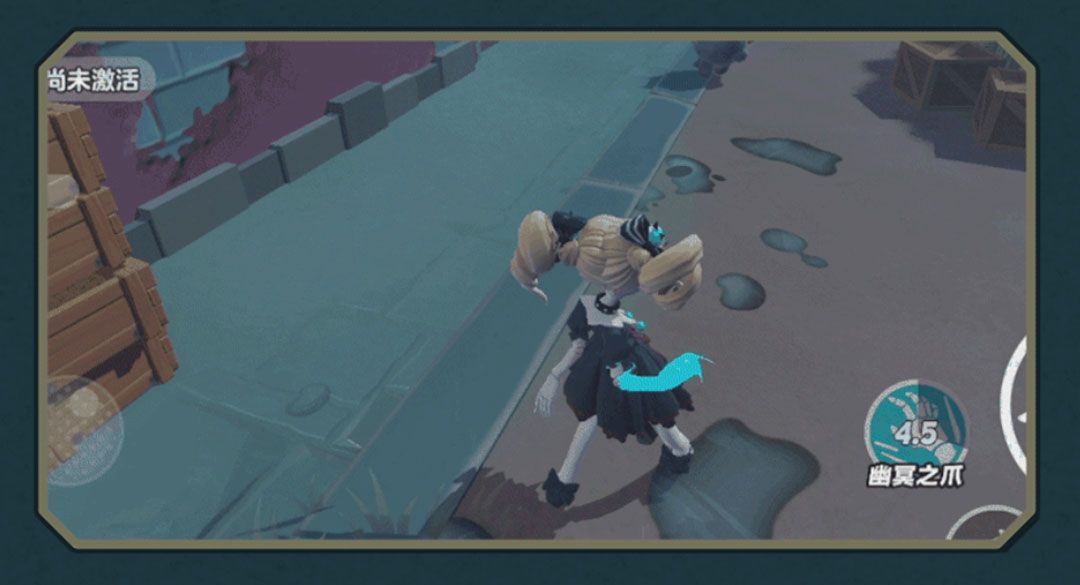 两名逃生者分别以奔跑和潜行状态移动，地面清晰显示脚印轨迹差异