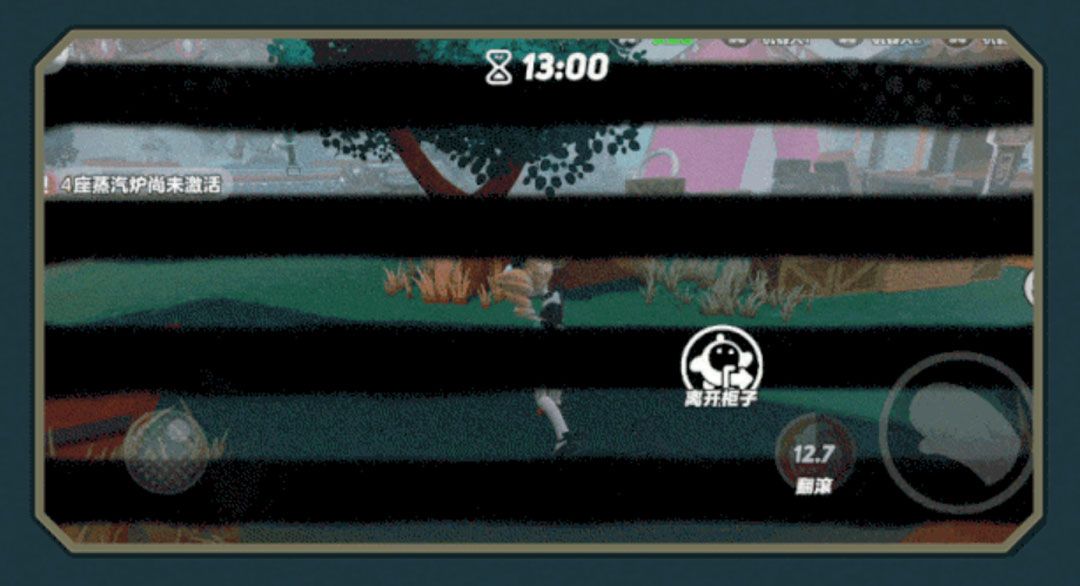 逃生者藏身于马戏团道具柜中，柜门微开，外部追捕者正在附近巡逻