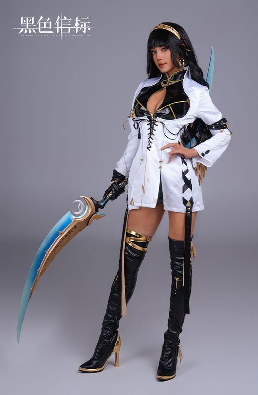 TC Girl与玩家合影，笑容灿烂，现场氛围轻松愉快