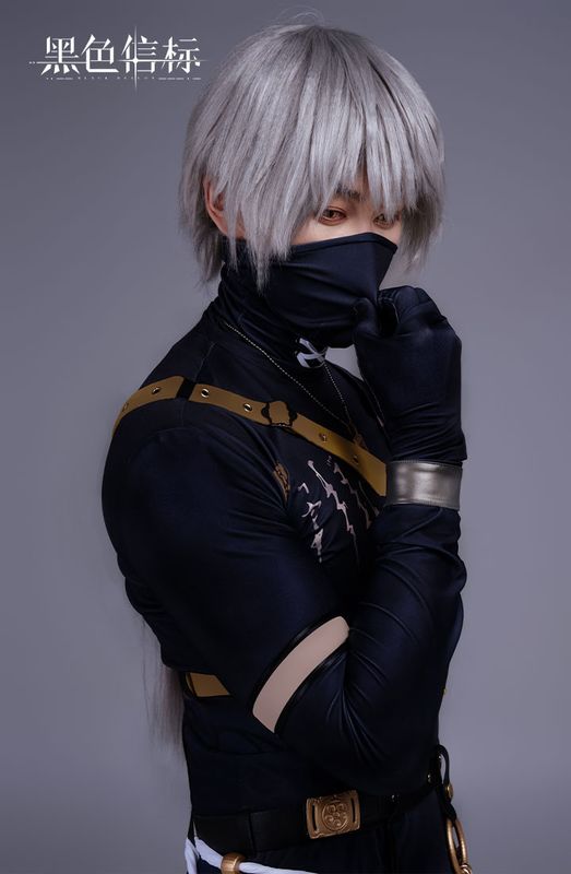 特写镜头下TC Girl妆容精致，发饰细节高度还原游戏角色