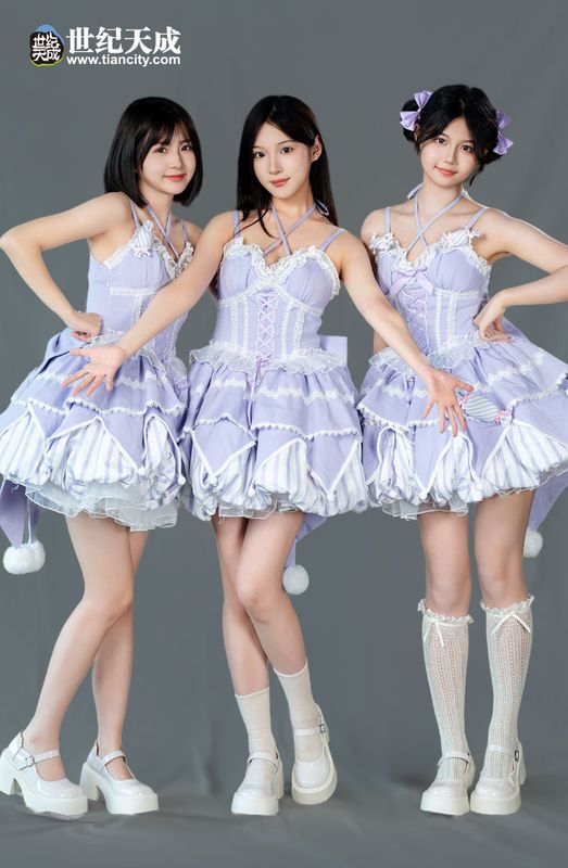 夜幕下的展台灯光璀璨，TC Girl剪影映照在巨幅海报前