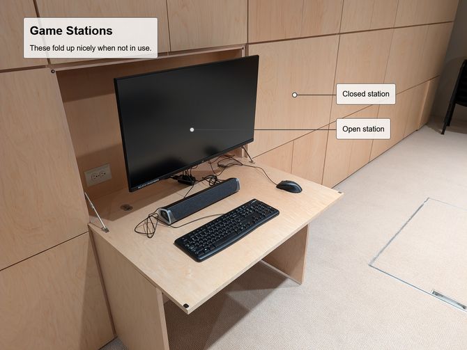 游戏设备收纳状态下的房间，桌面整洁，灯光柔和，宛如现代休闲客厅