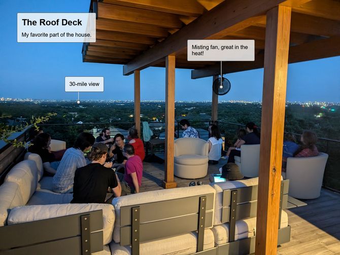 玩家们围坐游戏，专注屏幕，气氛热烈