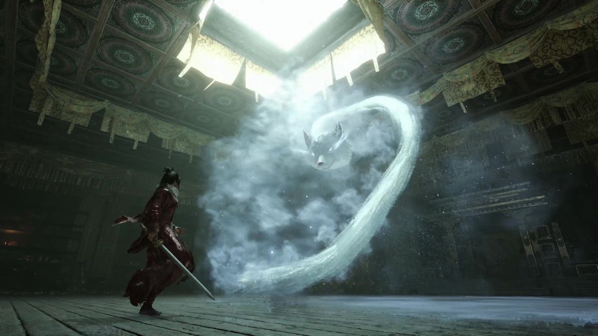 无常手持长刀在阴森古庙中对峙怪物，四周弥漫着诡异雾气，光影氛围极具压迫感