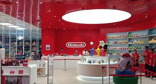 曼谷沙炎模范商业中心内的任天堂官方店外景，店铺设计充满品牌标志性红白元素，吸引众多路人驻足