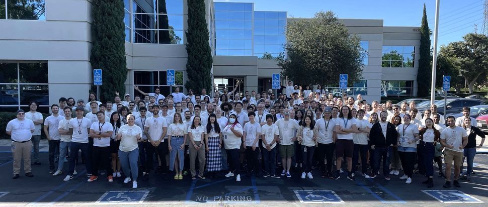 游戏行业新闻剪报墙，贴满‘工作室关闭’‘大规模裁员’等标题，背景昏暗，象征行业寒冬