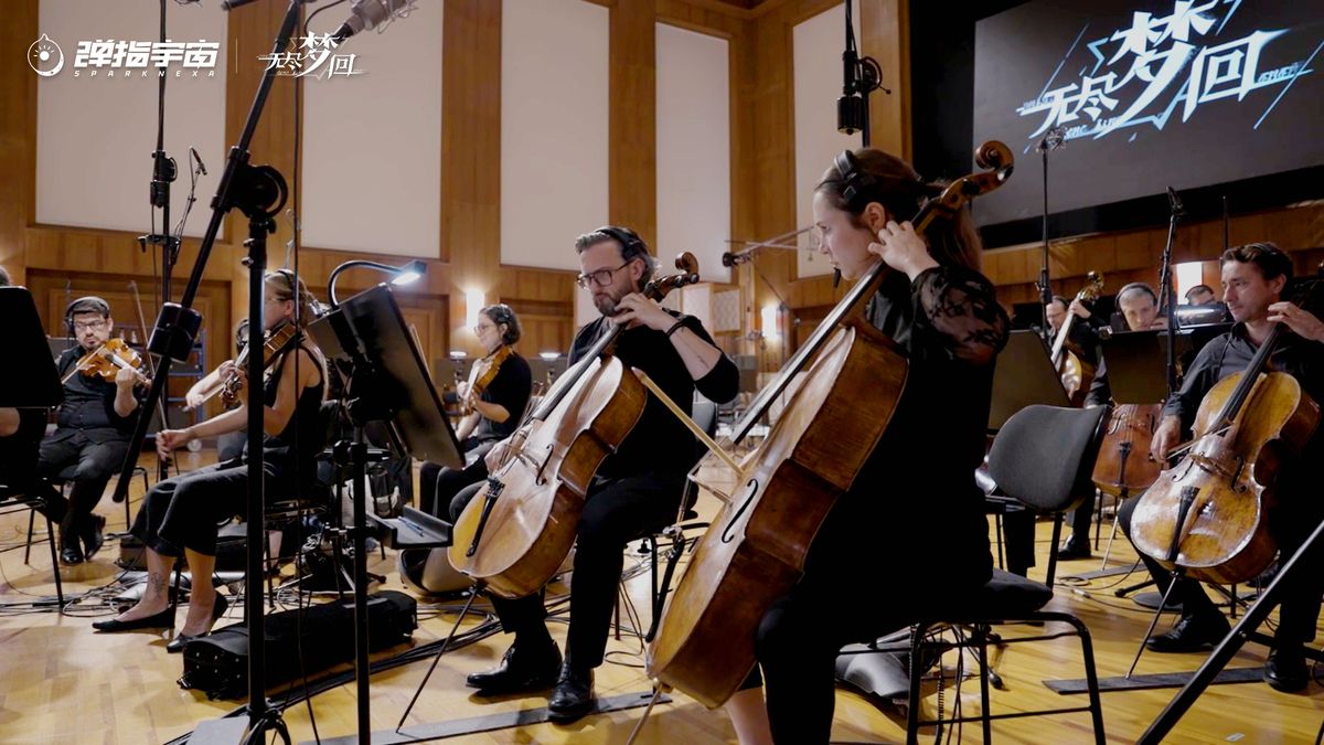 游戏《无尽梦回》中玩家穿梭于色彩斑斓的梦境空间，周围漂浮着发光的记忆碎片