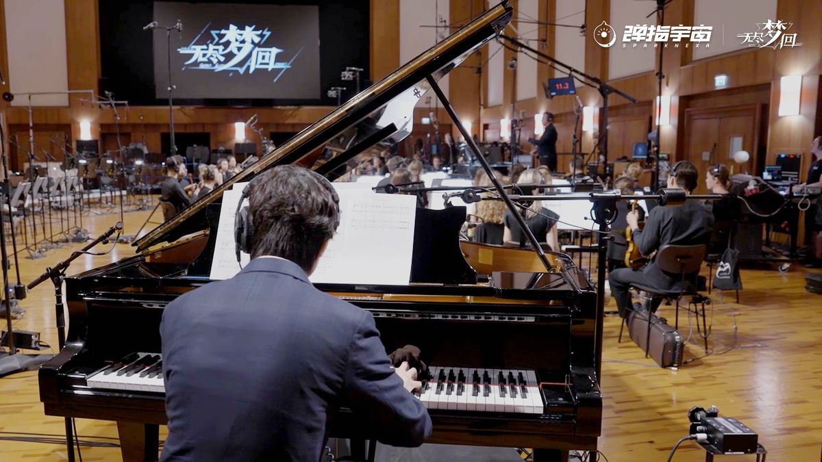 三位梦灵组成小队在梦境地图中激烈战斗，技能特效绚丽，场景充满幻想元素