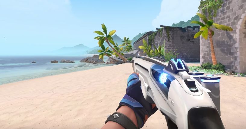 离子圣芒皮肤下的雄鹿特写，蓝色能量流环绕枪身，科技感十足