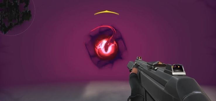 芮娜在复杂地形中穿梭，使用技能组合进行突袭，敌人在其灵活走位下接连倒下