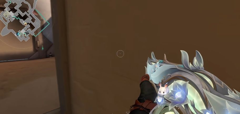 玩家使用判官在地图拐角处射击，子弹穿透箱子命中敌人，造成伤害数字飘起