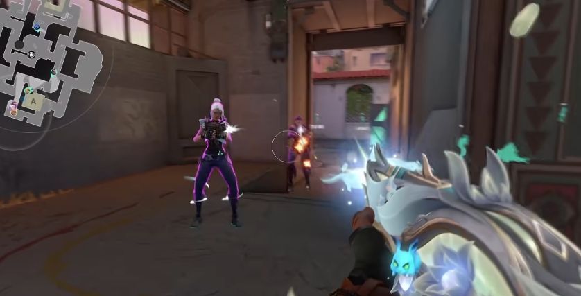 两名敌人拾取掉落的判官武器并反击，显示武器被敌方缴获的风险场景