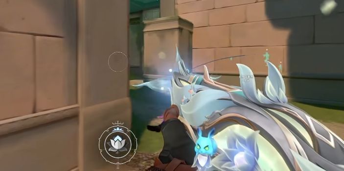 判官加装红点瞄准器后的第一人称视角界面，十字准星稳定清晰