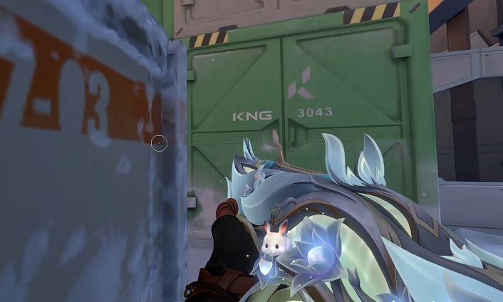 决赛圈激烈对战画面，多名玩家使用判官展开交火，火花四溅