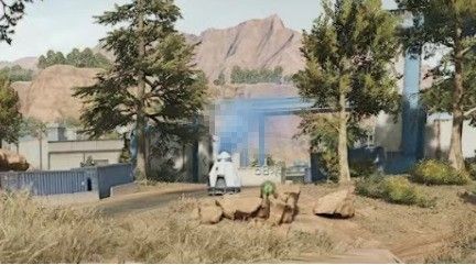 玩家正在打开空投箱，箱内闪烁着高级武器和补给品的光芒