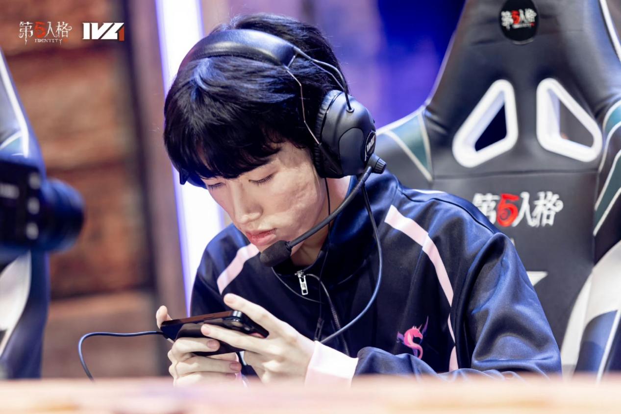 YS_gua选手赛场专注对战画面，神情坚定，背景为《第五人格》IVL联赛现场灯光璀璨