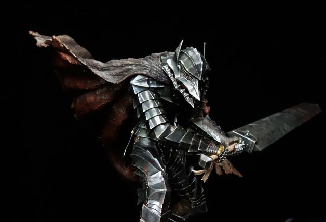 《剑风传奇》主角格斯霸气站立，身穿黑色铠甲，手持巨剑，背景暗黑风暴涌动，整体氛围沉重而悲壮