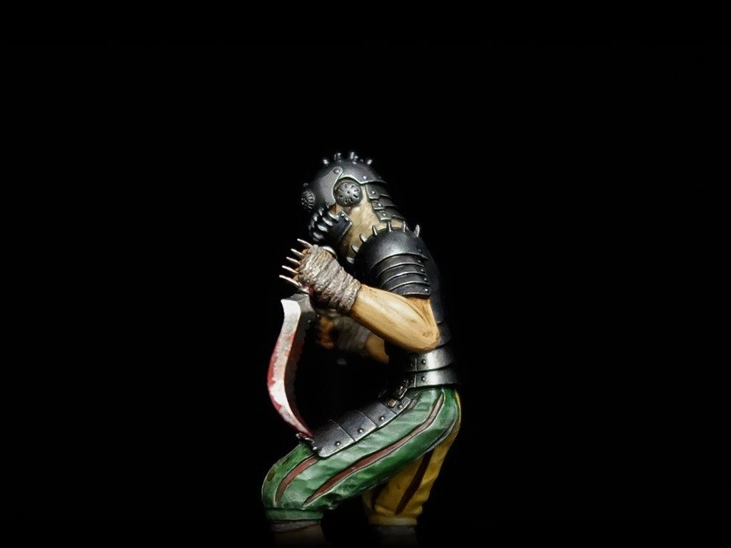 格斯雕像侧面视角，展现披风飘动与巨剑斜劈的动态美感，底座呈现崩裂大地的纹理