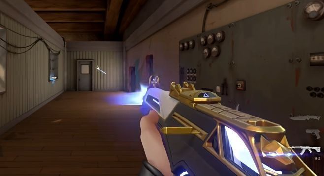 玩家手持紫金狂徒进行换弹操作，特效流畅展现金属部件动态