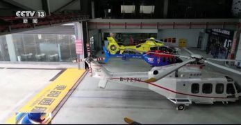 深圳直升飞机在城市上空飞行，俯瞰高楼林立，展现现代都市科技感